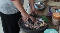 Untuk bumbu halusnya, Johan bilang, Cuma ketumbar, bawang putih, bawang merah, bawang, garam ditumbuk lalu kita marinasi ikan dengan bumbu itu sekitar setengah jam. Selanjutnya ikan digoreng sebentar untuk menghilangkan bau amis dan biar tidak hancur saat dimasak dengan bumbu ingkung.