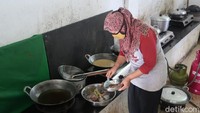 Terkait harga, Johan mengungkapkan cukup terjangkau karena pihaknya menerapkan harga per ons untuk ikan gurame. Harga 1 ons Rp 10 ribu. 