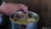 Tahap selanjutnya, gurame goreng direbus bersama kuah ingkung. Tambahannya kanil atau santan kental dari kuah ingkung. Johan bilang, Itu (santan kental kuah ingkung) untuk mendapatkan aroma ingkung ayamnya.