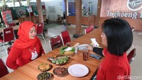 Jadi ide menu ini malah dari pelanggan. Ceritanya tahun 2019 ada pelanggan yang ingin makan ingkung tapi tidak mau ayam. Orang itu minta Mas bisa tidak buatin ingkung tapi tidak pakai ayam, katanya saat ditemui detikcom di Rumah Makan Ingkoeng Djawa, Jumat (3/12/2021).