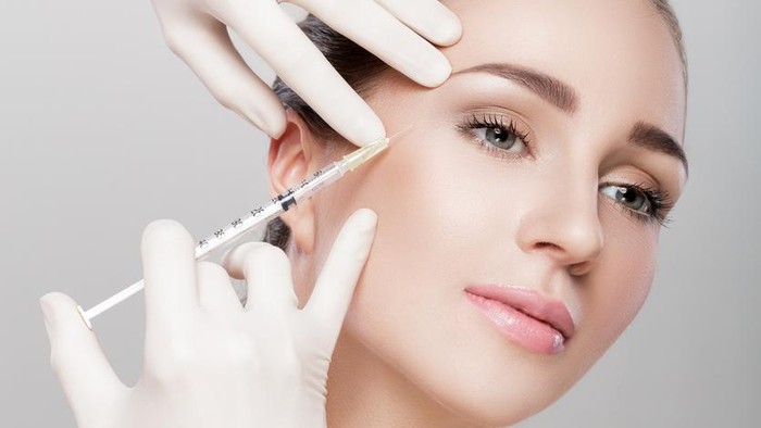 Ilustrasi Suntik DNA Salmon Girl receiving hyaluronic acid treatment