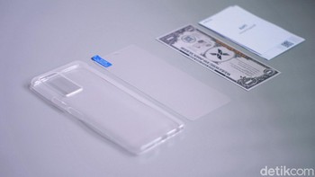 Infinix memberikan charger, tempered glass, kartu garansi dan buku petunjuk. Foto: Adi Fida Rahman/detikINET