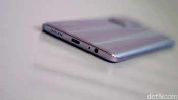 Bagian bawah ada port USB Type C, jack audio 3,5 mm dan speaker. Foto: Adi Fida Rahman/detikINET