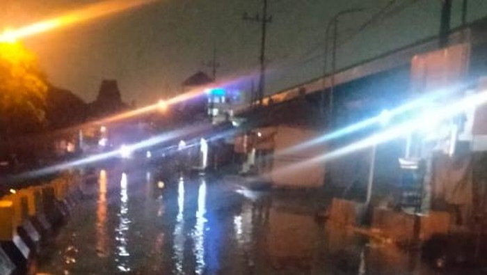 Jalan Kalimas Surabaya Tergenang 10-20 Cm Akibat Banjir Rob