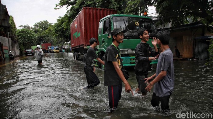 Jalan Lodan Ancol Lumpuh Gegara Banjir Rob Warga mengatur lalu lintas di kawasan jalan yang terendam air rob, Jalan Lodan, Ancol, Jakarta Utara, Sabtu (4/12). Jalan Lodan, Ancol, menjadi lumpuh karena banjir air rob.