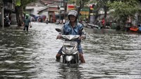Akibatnya membuat kendaraan mobil dan motor mogok.