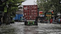 Banyak kendaraan yang harus putar balik karena tidak ingin ambil resiko.