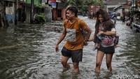 Air rob itu mulai naik ke jalan sejak Sabtu (4/12), pukul 8 pagi.