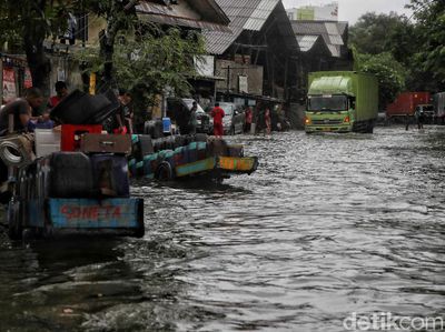 Jalan Lodan Ancol Lumpuh Gegara Banjir Rob