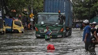 Hingga Sabtu (4/12) siang air rob masih merendami kawasan itu.