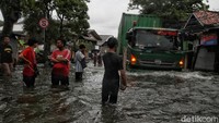 Pantauan di lapangan warga mengatur lalu lintas kawasan itu.