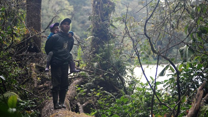 Foto udara Danau Belibis di dalam kawasan Taman Nasional Kerinci Seblat (TNKS), Kerinci, Jambi, Minggu (28/11/2021). Danau Belibis yang berada di ketinggian 2.000 mdpl lebih di bawah kaki Gunung Kerinci itu merupakan salah satu tujuan wisata potensial di daerah tersebut. ANTARA FOTO/Wahdi Septiawan/wsj.