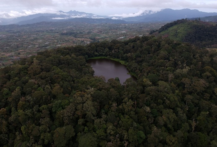 Foto udara Danau Belibis di dalam kawasan Taman Nasional Kerinci Seblat (TNKS), Kerinci, Jambi, Minggu (28/11/2021). Danau Belibis yang berada di ketinggian 2.000 mdpl lebih di bawah kaki Gunung Kerinci itu merupakan salah satu tujuan wisata potensial di daerah tersebut. ANTARA FOTO/Wahdi Septiawan/wsj.