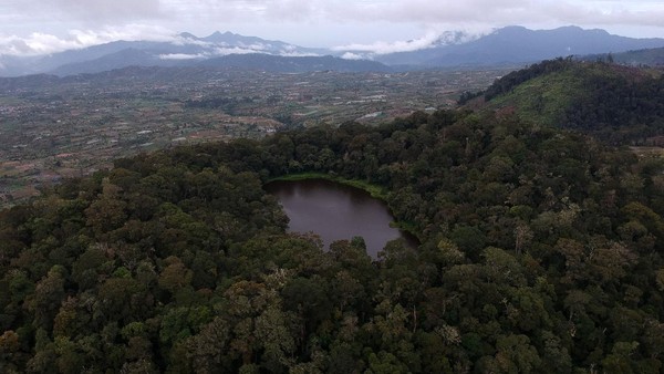 Foto udara Danau Belibis di dalam kawasan Taman Nasional Kerinci Seblat (TNKS), Kerinci, Jambi.