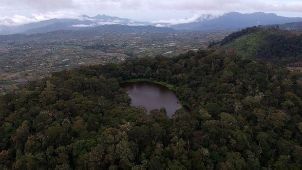 Foto udara Danau Belibis di dalam kawasan Taman Nasional Kerinci Seblat (TNKS), Kerinci, Jambi, Minggu (28/11/2021). Danau Belibis yang berada di ketinggian 2.000 mdpl lebih di bawah kaki Gunung Kerinci itu merupakan salah satu tujuan wisata potensial di daerah tersebut. ANTARA FOTO/Wahdi Septiawan/wsj.