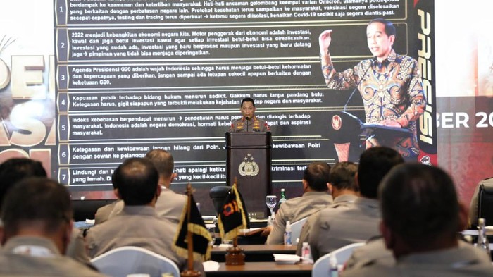 Kapolri Jenderal Listyo Sigit Prabowo memberikan pengarahan dalam Apel Kasatwil 2021 di Bali