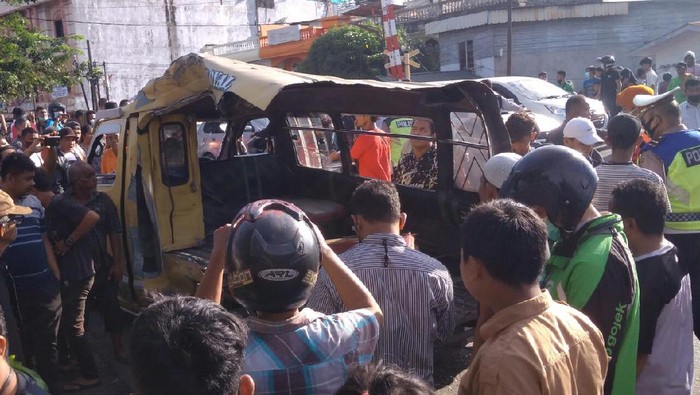 Kecelakaan angkot vs kereta api di Medan (Datuk-detikcom)