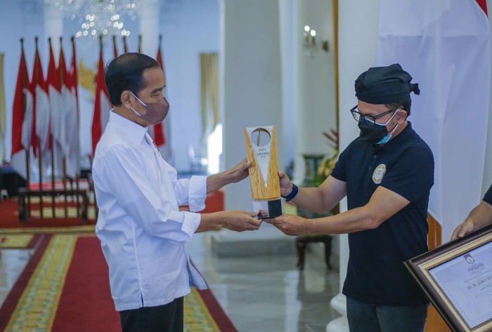 Ketua Presidium JKPI Serahkan Anugerah Bakti Utama Pusaka ke Jokowi