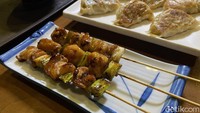 Menu Yakitori di sini sangat simple tapi populer. Terdiri dari potongan daging paha ayam yang juicy. Foto: detikFood