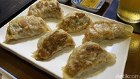 Ada menu Salmon Gyoza, yang membuat orang langsung tertarik ketika mencoba gyoza yang isinya ikan salmon bukan ayam atau pork. Foto: detikFood