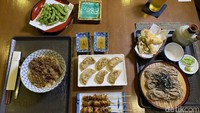Selama puluhan tahun, restoran ini menjadi tempat bersejarah. Banyak diplomat, kedubes Jepang, tamu-tamu politik dari Jepang sampai pengusaha asal Jepang selalu menyempatkan waktu mereka untuk mampir dan makan di sini.  Foto: detikFood