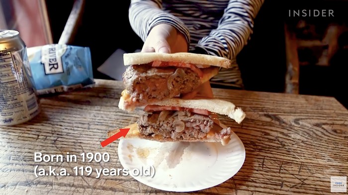 Klasik Banget! Ini Restoran Burger Pertama di Dunia, Ada Sejak Tahun 1900
