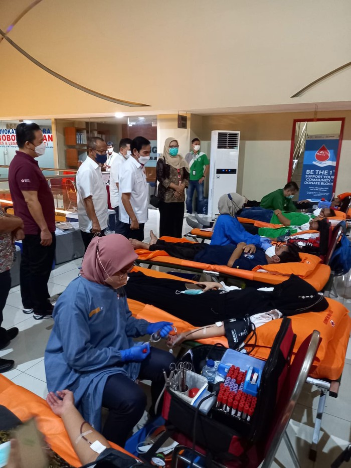 Kobarkan Semangat Berbagi untuk Sesama Beragam cara dilakukan orang untuk berbagai. Seperti salah satunya yang dilakukan oleh perusahaan ini lewat donor darah untuk sesama.