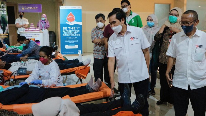 Kobarkan Semangat Berbagi untuk Sesama Beragam cara dilakukan orang untuk berbagai. Seperti salah satunya yang dilakukan oleh perusahaan ini lewat donor darah untuk sesama.