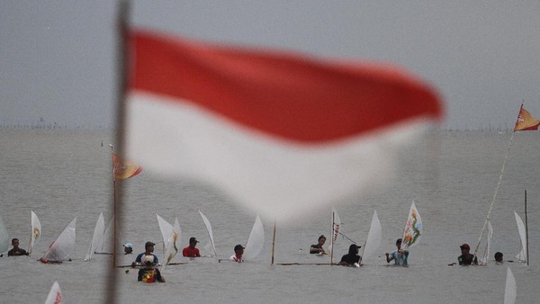 Kegiatan yang diikuti 102 peserta tersebut guna menarik wisatawan sekaligus penyaluran hobi balap perahu layar mini bagi masyarakat nelayan di sekitar Pantai Kenjeran. 