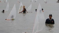 Peserta mempersiapkan perahu saat mengikuti lomba balap perahu layar mini di Pantai Kenjeran, Bulak Cumpat, Surabaya, Jawa Timur, Sabtu (4/12/2021).