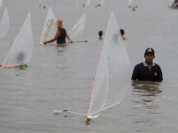 Unik Banget! Ada Lomba Perahu Mini Lho di Surabaya