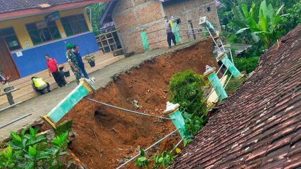 longsor di ponorogo merusak dua ruangan sd