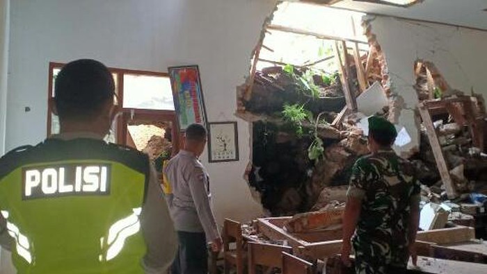 longsor di ponorogo merusak dua ruangan sd