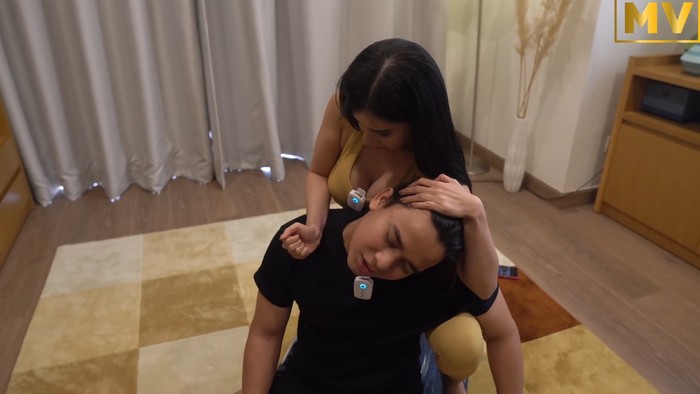 Maria Vania Maria Vania melatih Billy Syahputra melakukan stretching. Hal ini kini jadi kegiatan barunya yang terekam dalam beberapa video YouTube.