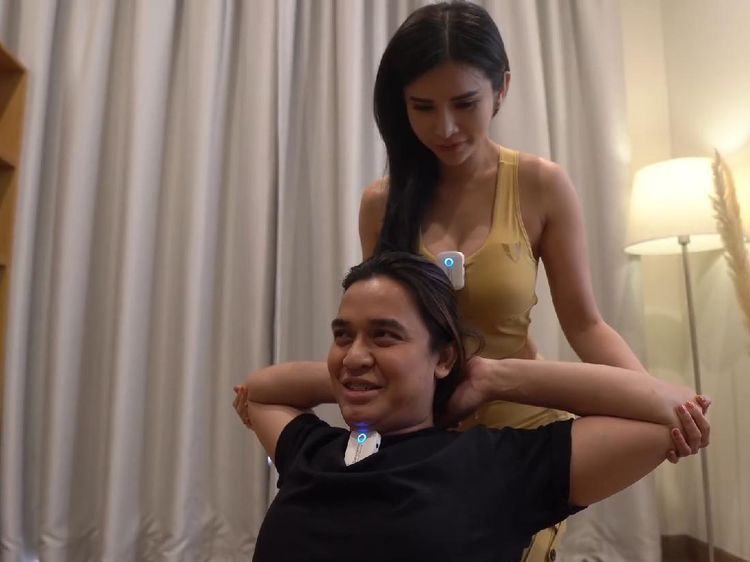 10 Momen Maria Vania Latih Stretching Billy Syahputra