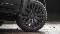 Untuk mendongkrak penampilan makin SUV. Pada bagian kaki-kaki, Dark Destroyer ini juga dibekali velg khusus yang didesain oleh Afzal Kahn, yakni RS-XF berukuran 22 inch dengan tekstur 3D hitam. Foto: kahnautomobiles