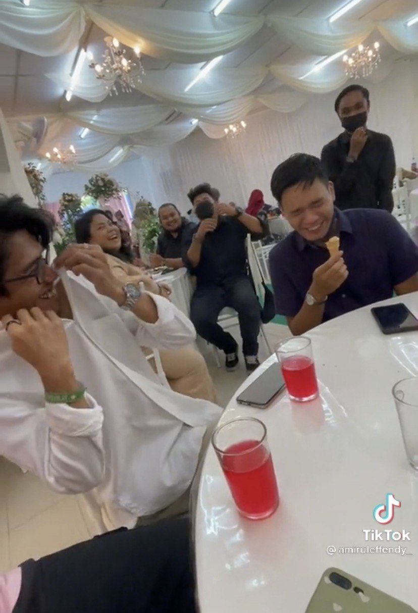 Meski Terjadi Kebakaran, Tamu di Pesta Pernikahan Ini Tetap Asyik Makan