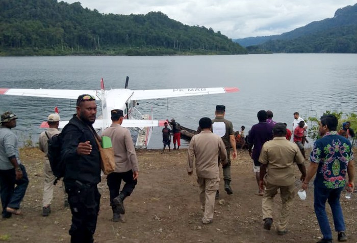 Mimpi Masyarakat Esrotnamba yang Hidup Terisoslir, Menangis Kala Disambangi Bupati Masyarakat Kampung Esrotnamba, Kaimana, Papua Barat, tidak mampu menahan tetesan air mata mereka dikala kedatangan Bupati Kaimana, Freddy Thie bersama rombongan.