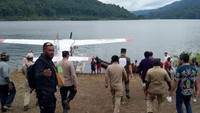 Sebagai informasi, Kampung Esrotnamba adalah sebuah perkampungan yang terletak di pesisir danau di tengah hutan pedalaman Kabupaten Kaimana. Kampung ini dihuni 32 Kepala Keluarga (KK) yang sebelumnya hidup secara nomaden di pedalaman Papua Barat. Pemerintah setempat kemudian meminta mereka untuk hidup menetap dan menjadi komunitas masyarakat sendiri di pinggiran Danau Esrotnamba yang letaknya tidak jauh dari Danau Kamaka di Kampung Lobo, Distrik Kaimana. 