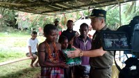 Kedatangan Bupati Freddy dan rombongan ke Kampung Esrotnamba bukan dengan tangan kosong. Ia membawa bahan makanan untuk masyarakat kampung yang dikunjunginya. Pria berdarah Tionghoa ini juga membawa pakaian anak-anak dan orang dewasa, serta obat-obatan untuk masyarakat di Kampung Esrotnamba. 