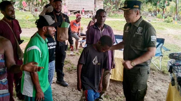 Masyarakat Kampung Esrotnamba, Kaimana, Papua Barat, tidak mampu menahan tetesan air mata mereka dikala kedatangan Bupati Kaimana, Freddy Thie bersama rombongan.