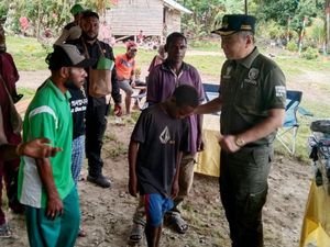 Kala Masyarakat Esrotnamba yang Hidup Terisoslir Disambangi Bupati