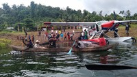 Menggunakan pesawat Amfibi milik Mission Aviation Fellowship (MAF), Freddy ditemani Kapolres Kaimana AKBP I Ketut Widiarta dan Kadis PUPR Kaimana Viktor Klau mendarat di Danau Esrotnamba. 