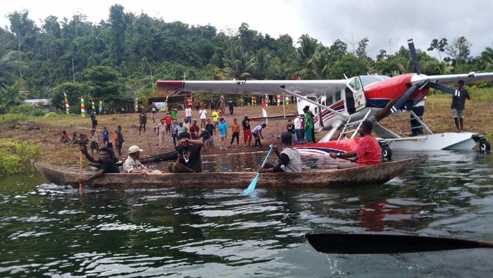 Mimpi Masyarakat Esrotnamba yang Hidup Terisoslir, Menangis Kala Disambangi Bupati Masyarakat Kampung Esrotnamba, Kaimana, Papua Barat, tidak mampu menahan tetesan air mata mereka dikala kedatangan Bupati Kaimana, Freddy Thie bersama rombongan.