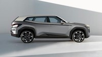 Mobil yang rencananya dirilis tahun depan ini menggunakan mesin plug-in hybrid yang memiliki konfigurasi V8 turbo dan motor elektrik tunggal yang mampu menghasilkan tenaga puncak 750 dk dan torsi 1.000 Nm. Mesin listrik tersebut bisa membuat BMW XM melaju sejauh 80 km tanpa asupan bahan bakar. Foto: BMW