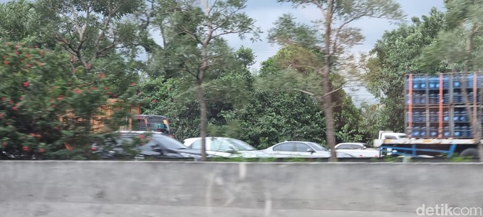 Pantauan lalu lintas macet di KM 27 Tol Jagorawi dari Jakarta arah Bogor, pukul 12.00 WIB. (Herianto Batubara/detikcom)