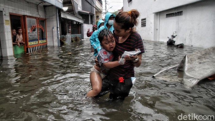 Parah, Kampung Japat Ancol Terendam Banjir Rob Hingga Semeter Sejumlah warga beraktivitas di kawasan yang terendam banjir rob Kampung Japat, Lodan Ancol, Jakarta Utara, Sabtu (4/12). Menurut keterangan warga, banjir rob ini terjadi sejak pukul 8 pagi.