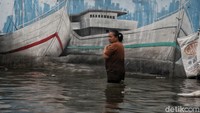  Banjir itu diakibatkan air pasang laut di Pelabuhan Sunda Kelapa. Sehingga air laut merembes ke pemukiman warga. 