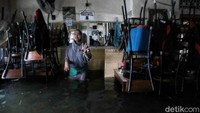 Tinggi banjir rob di pemukiman itu hingga satu meter atau sepinggang dan dada orang dewasa.