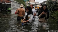 Bahkan menurut warga setempat, ini adalah banjir rob paling parah. Karena di tahun sebelumnya tidak pernah separah ini.